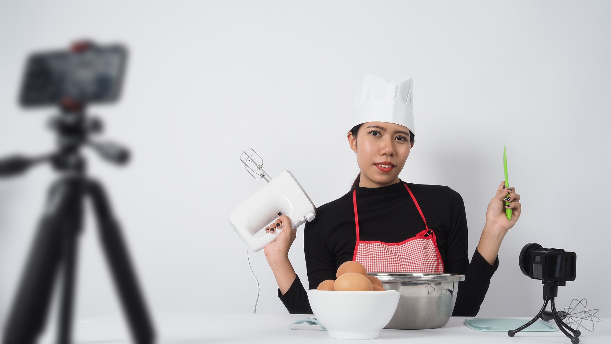 Chef digitale che insegna in studio tecnologico